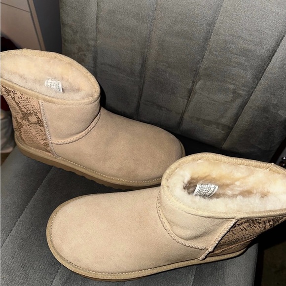🎉FLASH SALE🎉 UGG Boots (NEW) - Picture 3 of 5